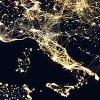 veduta satellitare dell'italia illuminata di notte