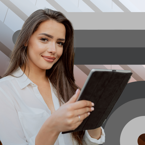 ragazza sorridente con tablet in mano
