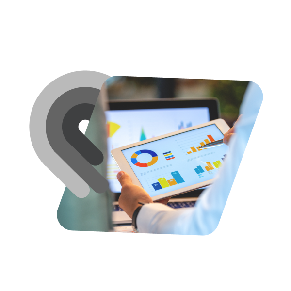 tablet tenuto in mano con grafici a colonne e a torta