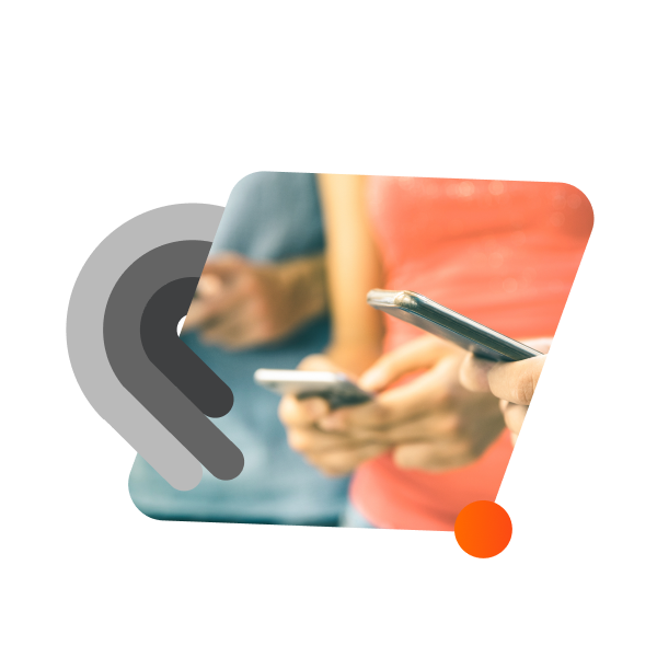 ragazzi con cellulare tra le mani