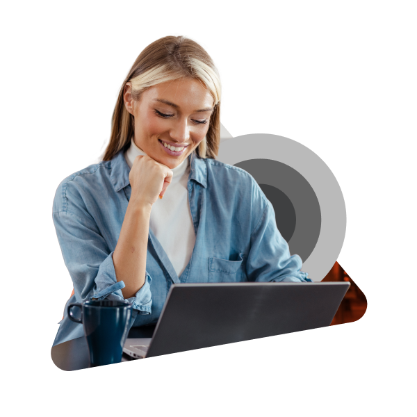 ragazza lavora seduta davanti al computer 