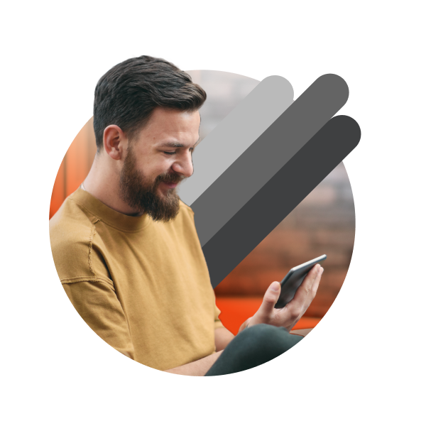 ragazzo con barba folta e cellulare in mano