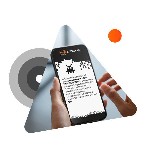 mani che tengono il cellulare con messaggio di attenzione - WINDTRE business