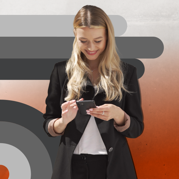 ragazza bionda sorridente con cellulare in mano